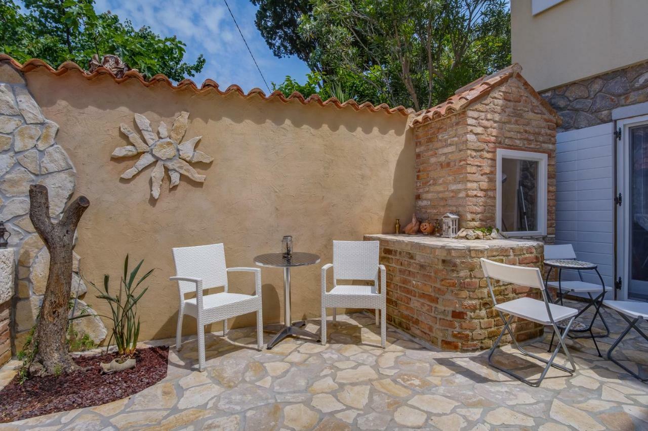 Mediterranes Ferienhaus M. Terrasse Veli Lošinj Exterior foto